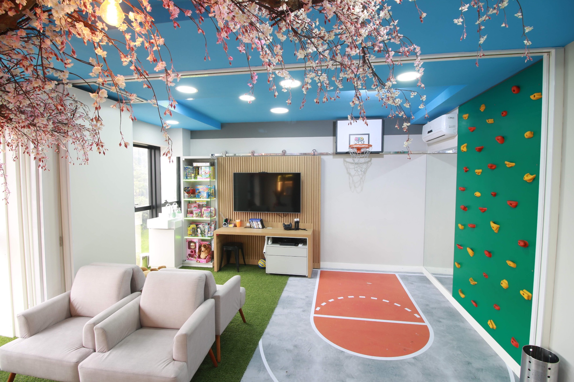 Sala kids da Myoplay Clinic com parede de escalada